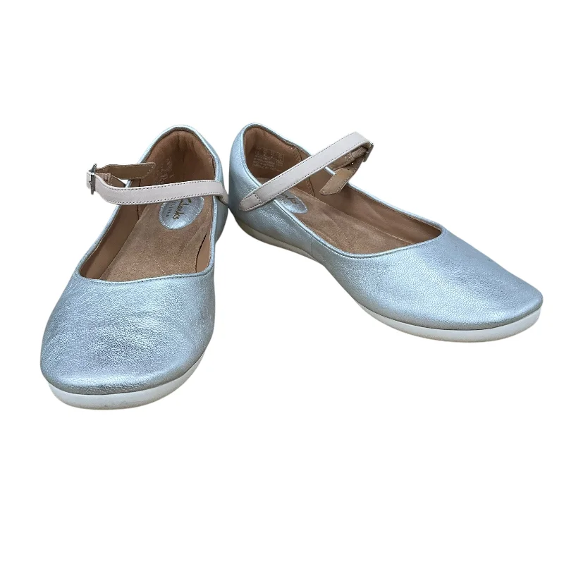 Flats with plush sole padding -Shoes Flats By Clarks In Silver, Size: 9.5