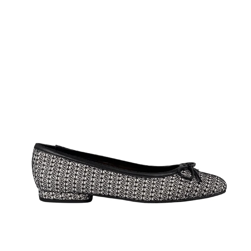 Flats with silky sole linings -'Colince' vegan ballet flat by Zette Shoes - white/black lace