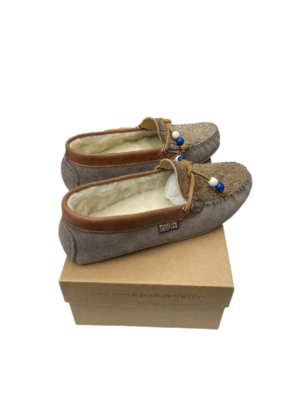 Flats for snowy hill strolls -Shoes Flats By Clothes Mentor In Grey, Size: 6.5