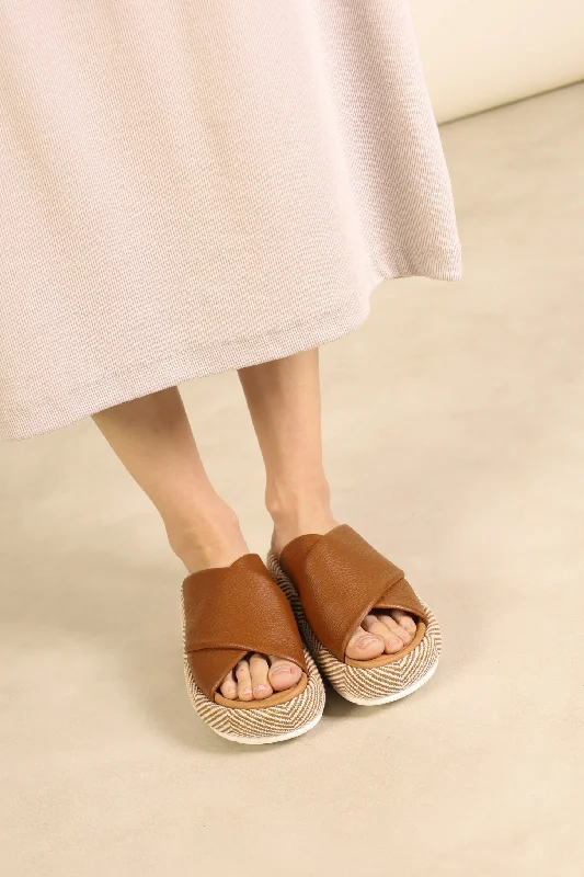 Trendy sandals for summer seaside comfort-Luna Cuoio