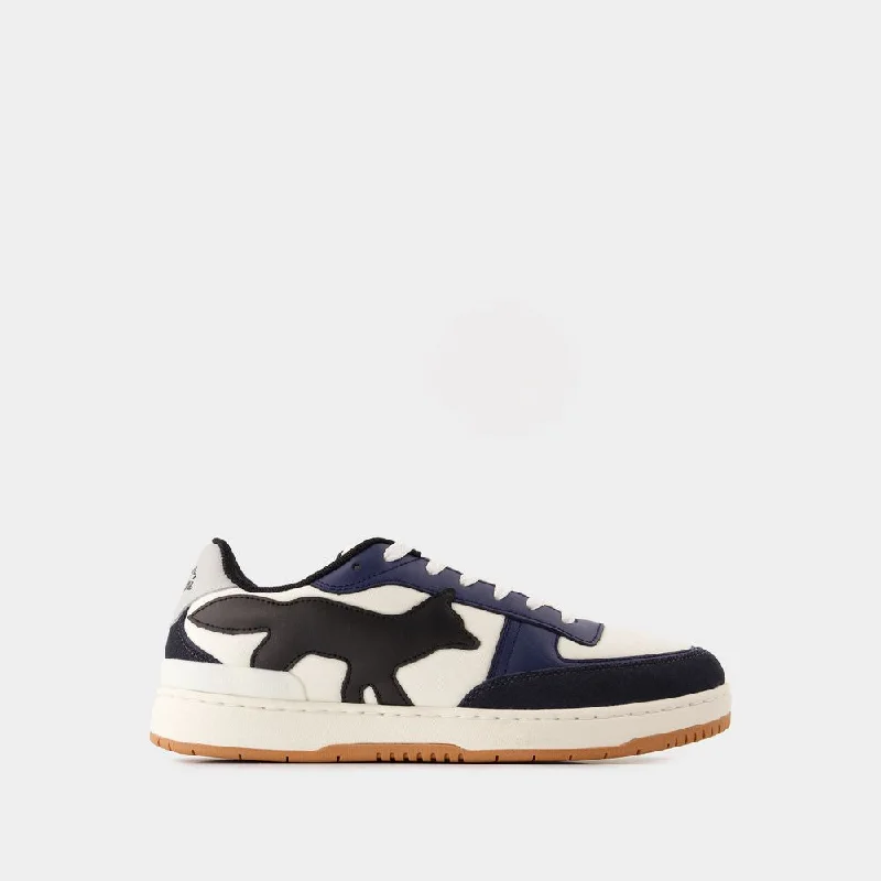 Athletic shoes for basketball players -MAISON KITSUNÉ Chiru Sneakers for Men - FW24 Collection