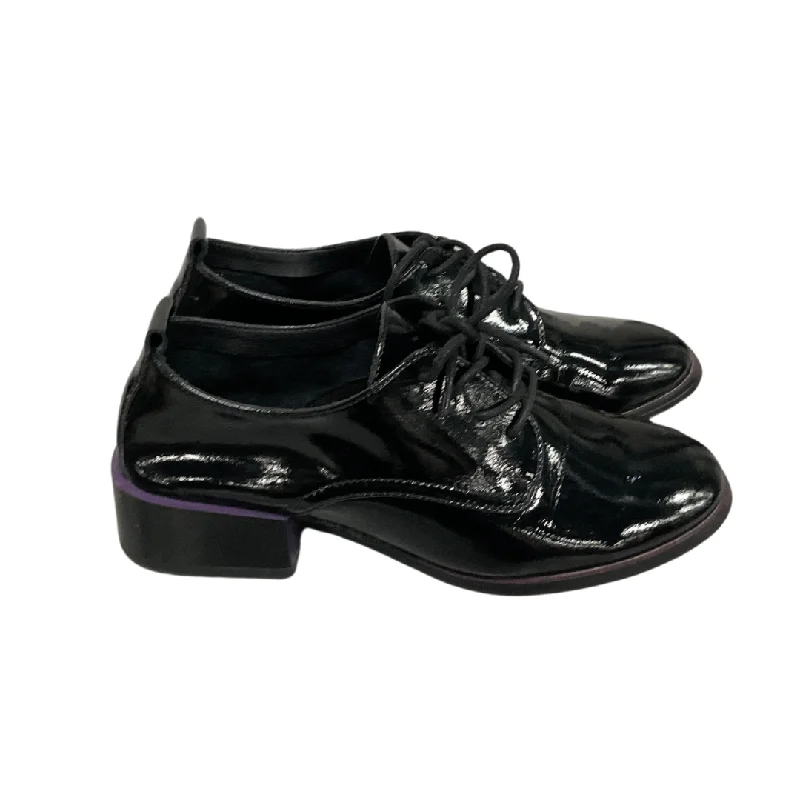 Flats with tough heel supports -Shoes Flats By Clothes Mentor In Black, Size: 8