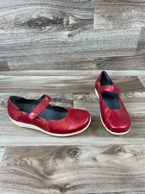 Flats with cushy heel padding -Shoes Flats By Clothes Mentor In Red & White, Size: 9